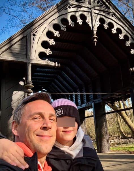 Roman Vojtek se synem Beníkem v lázních Teplice. Foto: IG