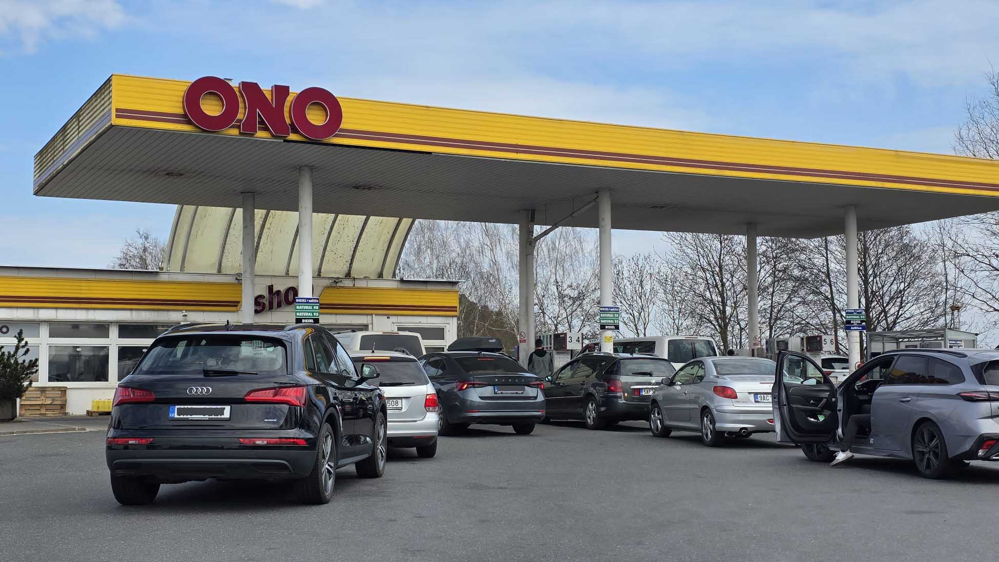 Fronta na čerpací stanici Tank ONO v pátek v Martinovicích. Foto: ČRzprávy