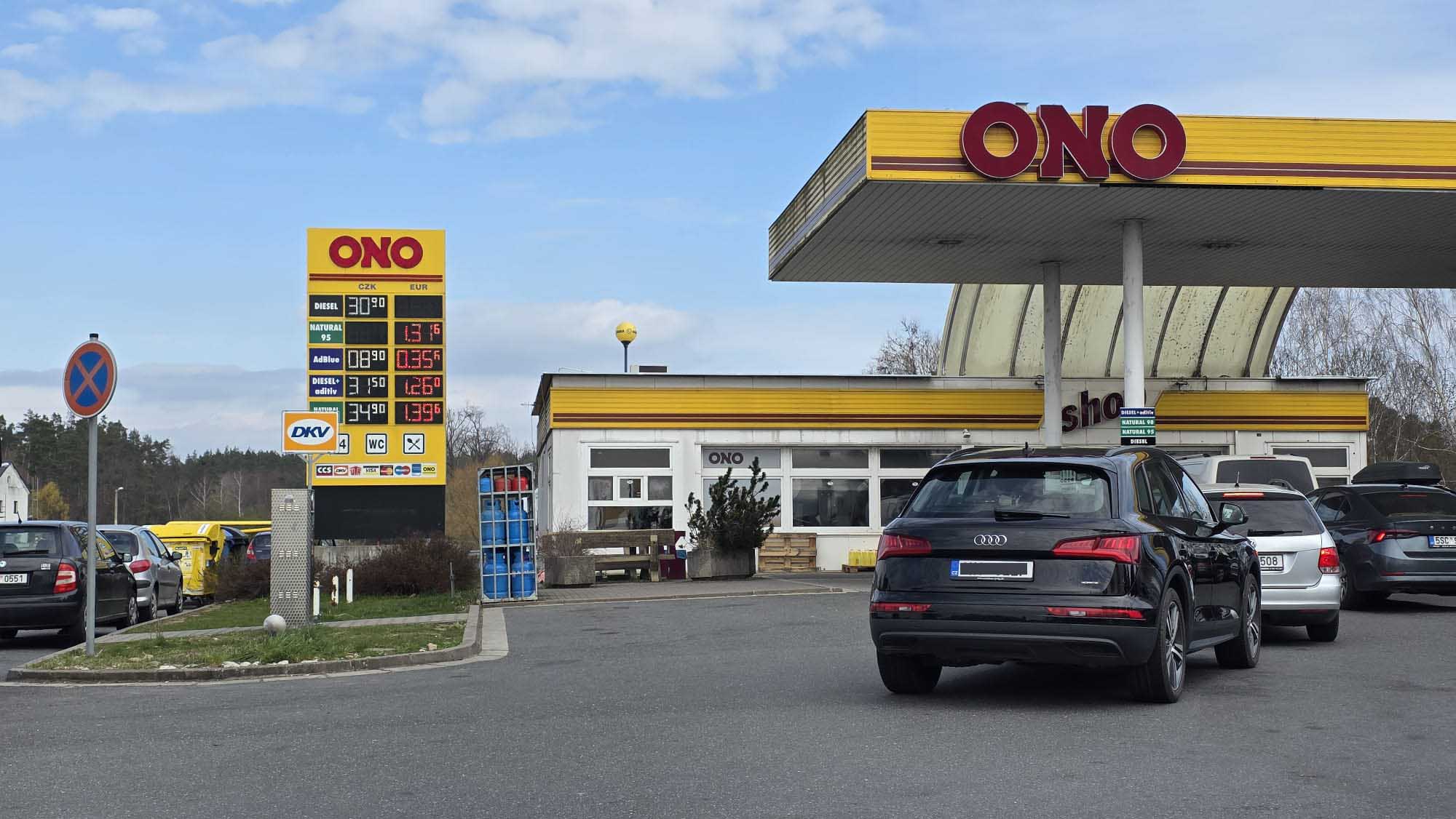 Ještě v pátek v 15 hodin bylo palivo na Tank ONO o korunu levnější. Zlevnilo v 15.30. Foto: ČRzprávy