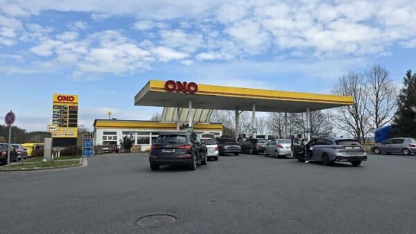 Fronta na čerpací stanici Tank ONO v pátek v Martinovicích. Foto: ČRzprávy