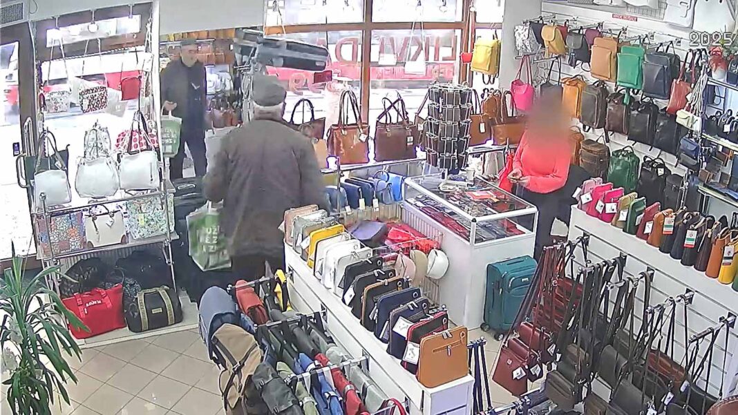 Zákazník v Praze kopal do zboží a napadl prodavačku. Zdroj: PČR