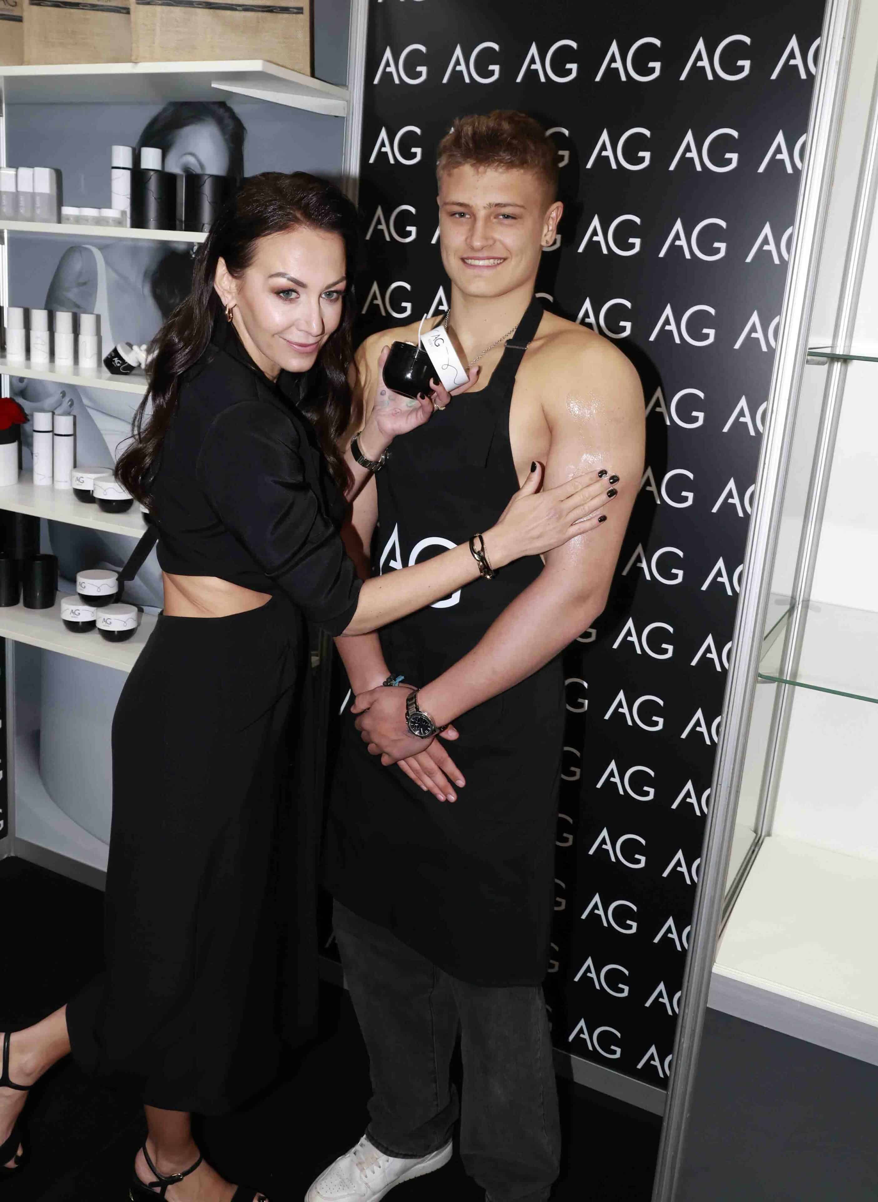 Agáta nadšeně využila mladého modela k pomazání... Foto: Nextfoto