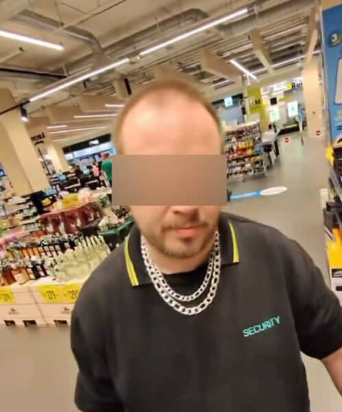 Pracovník ostrahy v Albertu v Brně nevybíravě vyjel na zákazníka.