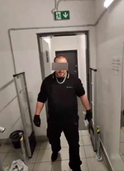Sekuriťák zákazníka častoval nadávkami a začal do něj strkat v zázemí prodejny.