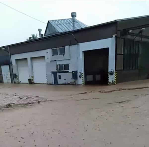 Přívalové deště a bahno zatopily celé dvory i ulice.