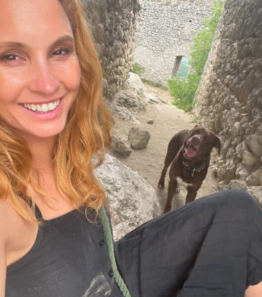 Denisa Nesvačilová se svým psem Čestmírem.