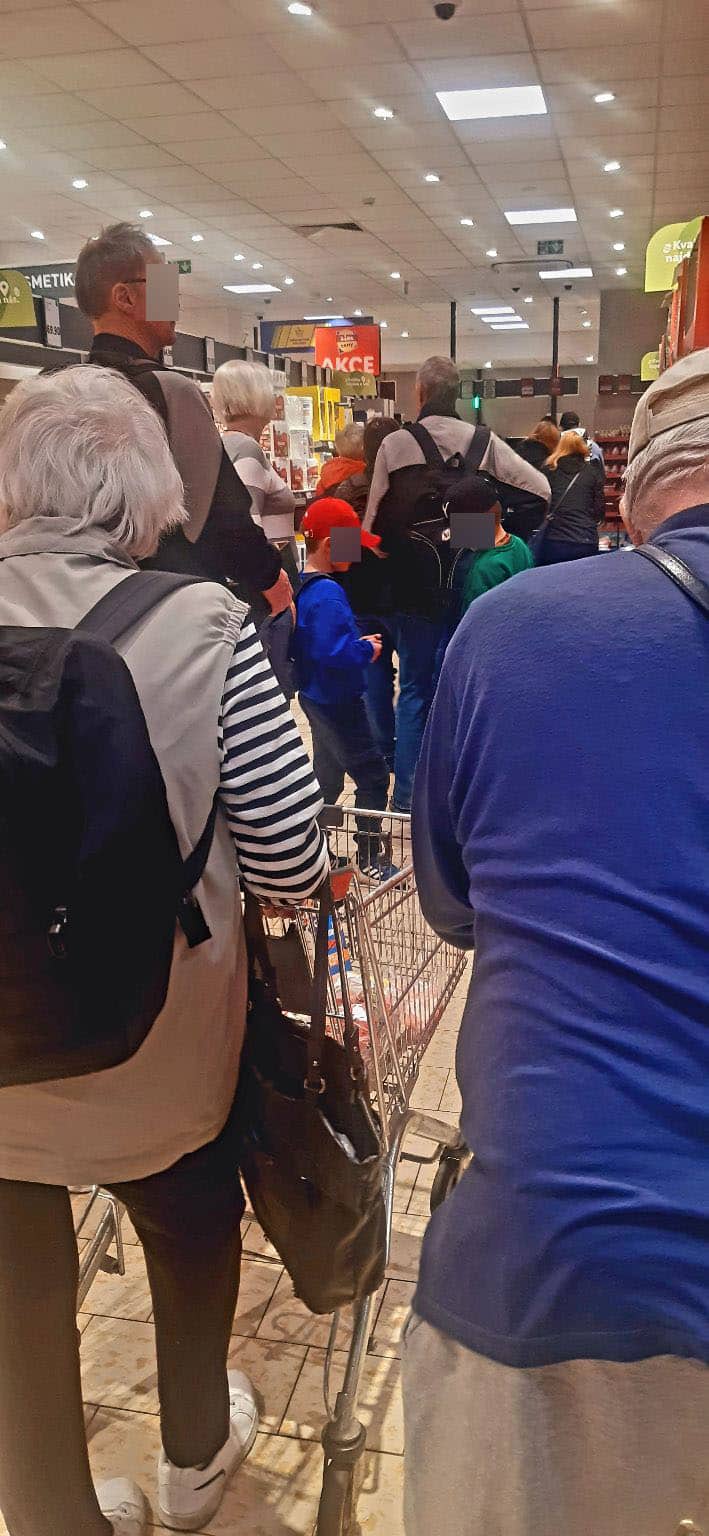 Zákazníci vzali před Velikonoci obchody útokem. Foto: Hana Svatošová