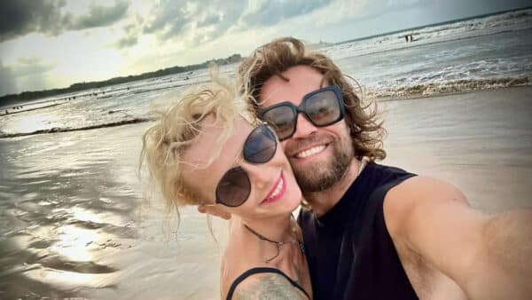 Karin Babinská a Richard Krajčo u moře na Šrí Lance. Zdroj: IG