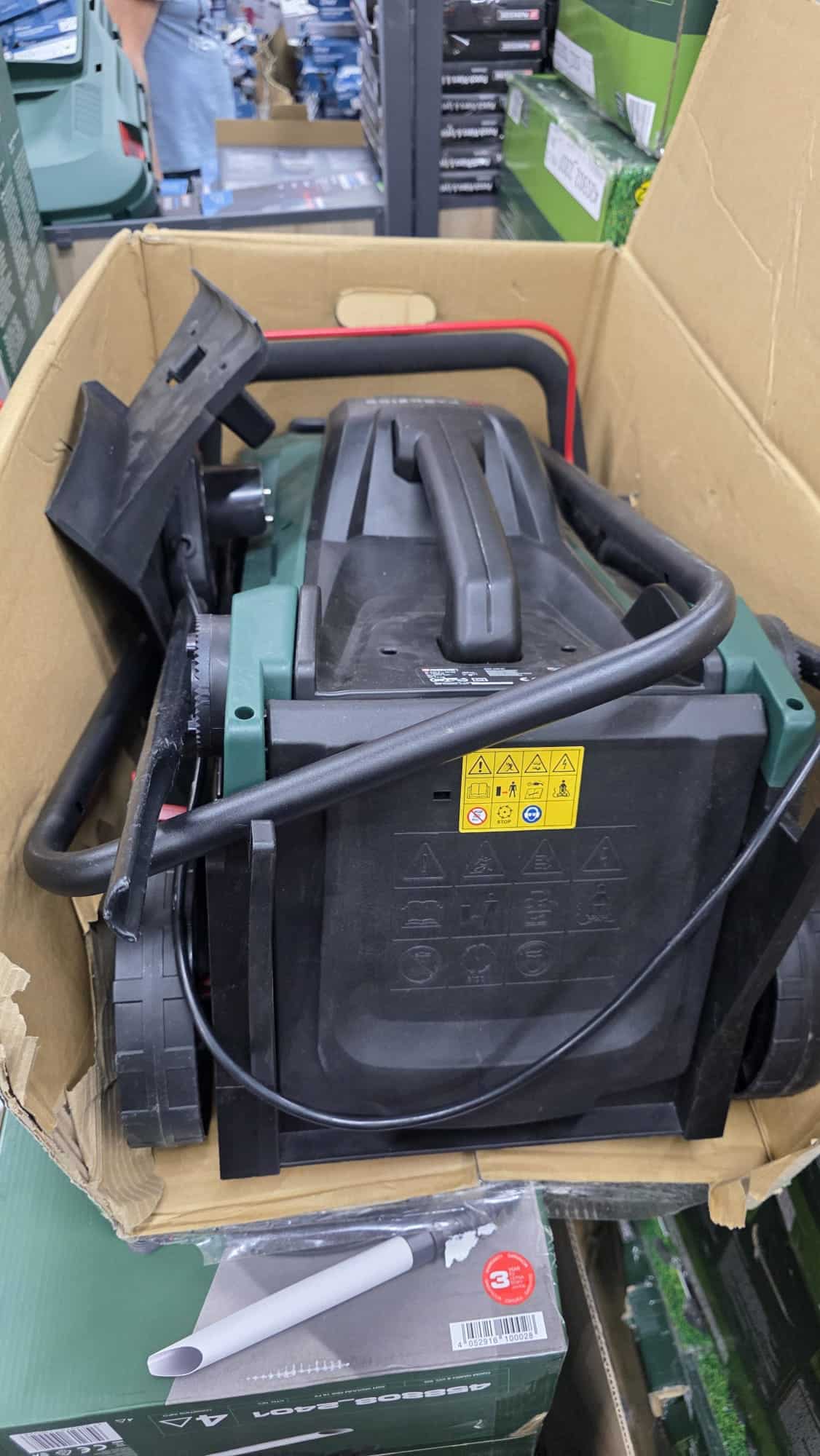 Elektrická sekačka Parkside v Lidl outlet Praha. Foto: ČRzprávy