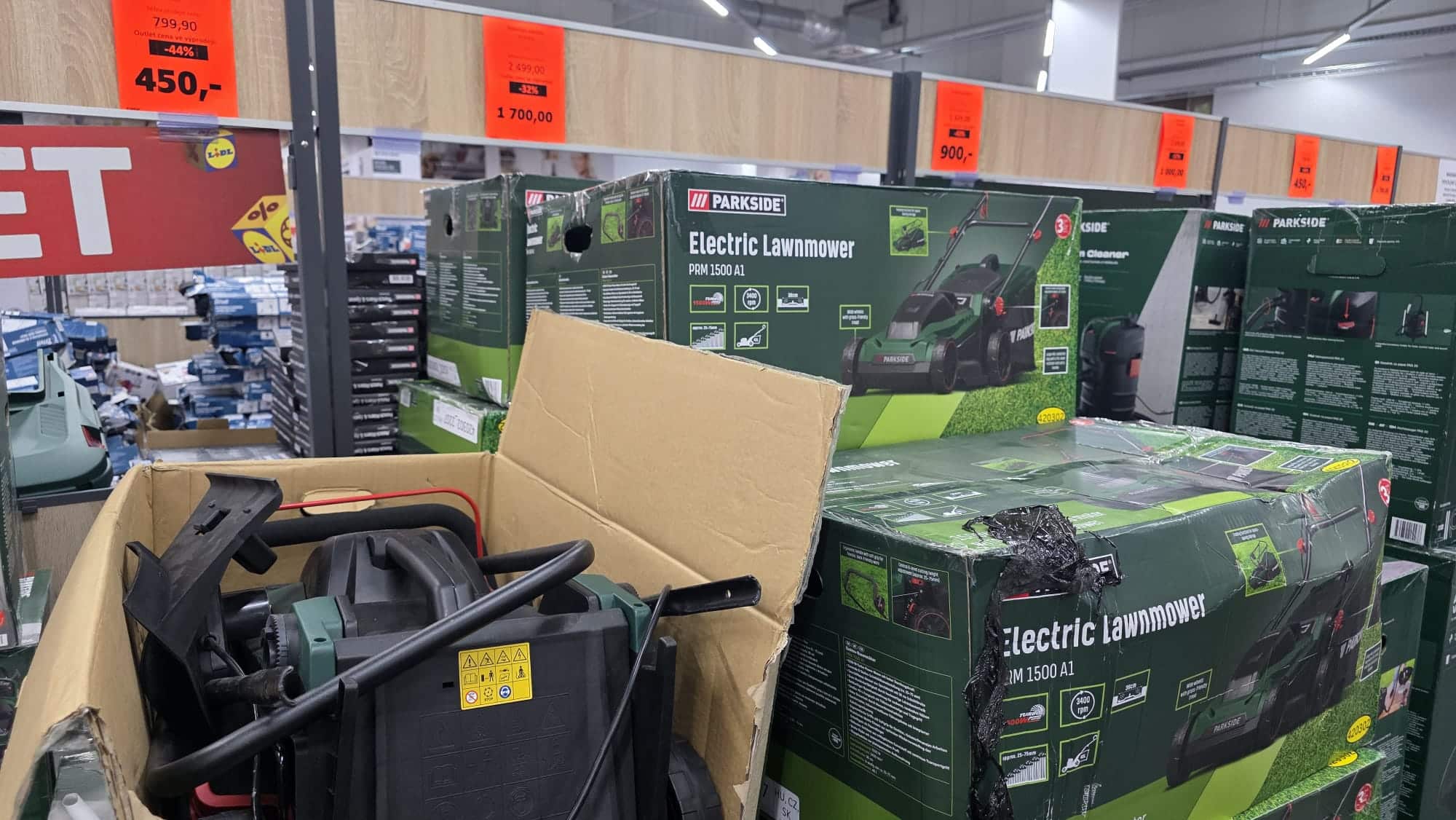 Elektrická sekačka Parkside v Lidl outlet Praha. Foto: ČRzprávy