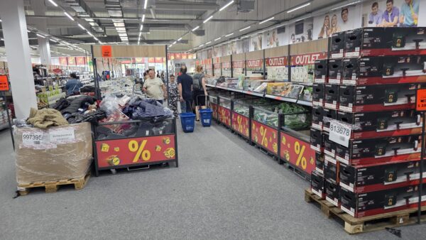 V Lidl outletu bylo v neděli jen pár zákazníků. Foto: ČRzprávy