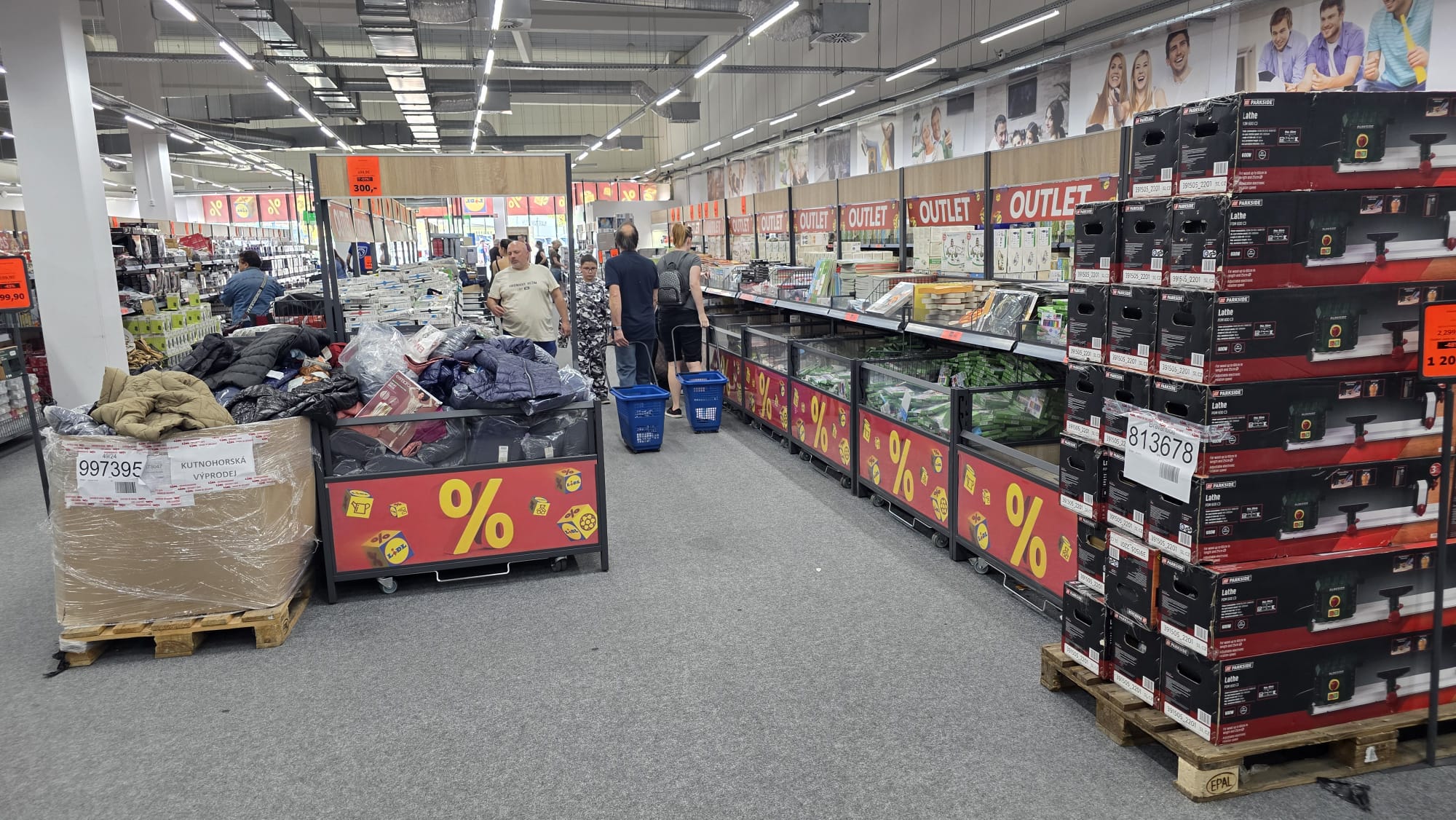 V Lidl outletu bylo v neděli jen pár zákazníků. Foto: ČRzprávy