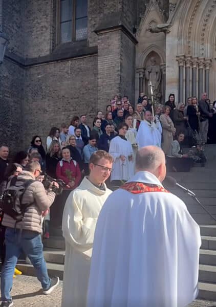 Lidé se přišli do baziliky sv. Ludmily rozloučit s Aničkou Slováčkovou.