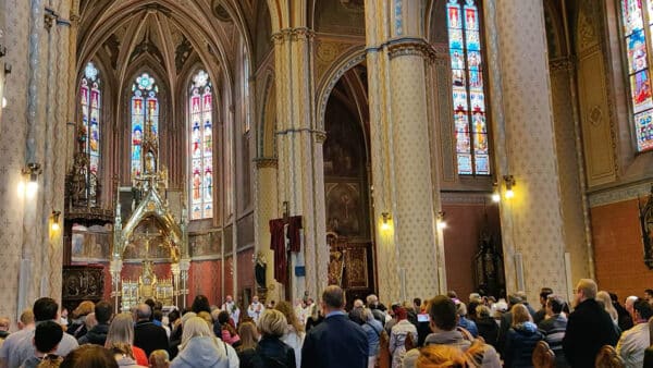 Lidé se přišli do baziliky sv. Ludmily rozloučit s Aničkou Slováčkovou.