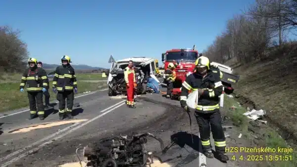 Vážná nehoda dodávek na Klatovsku. Foto: HZS