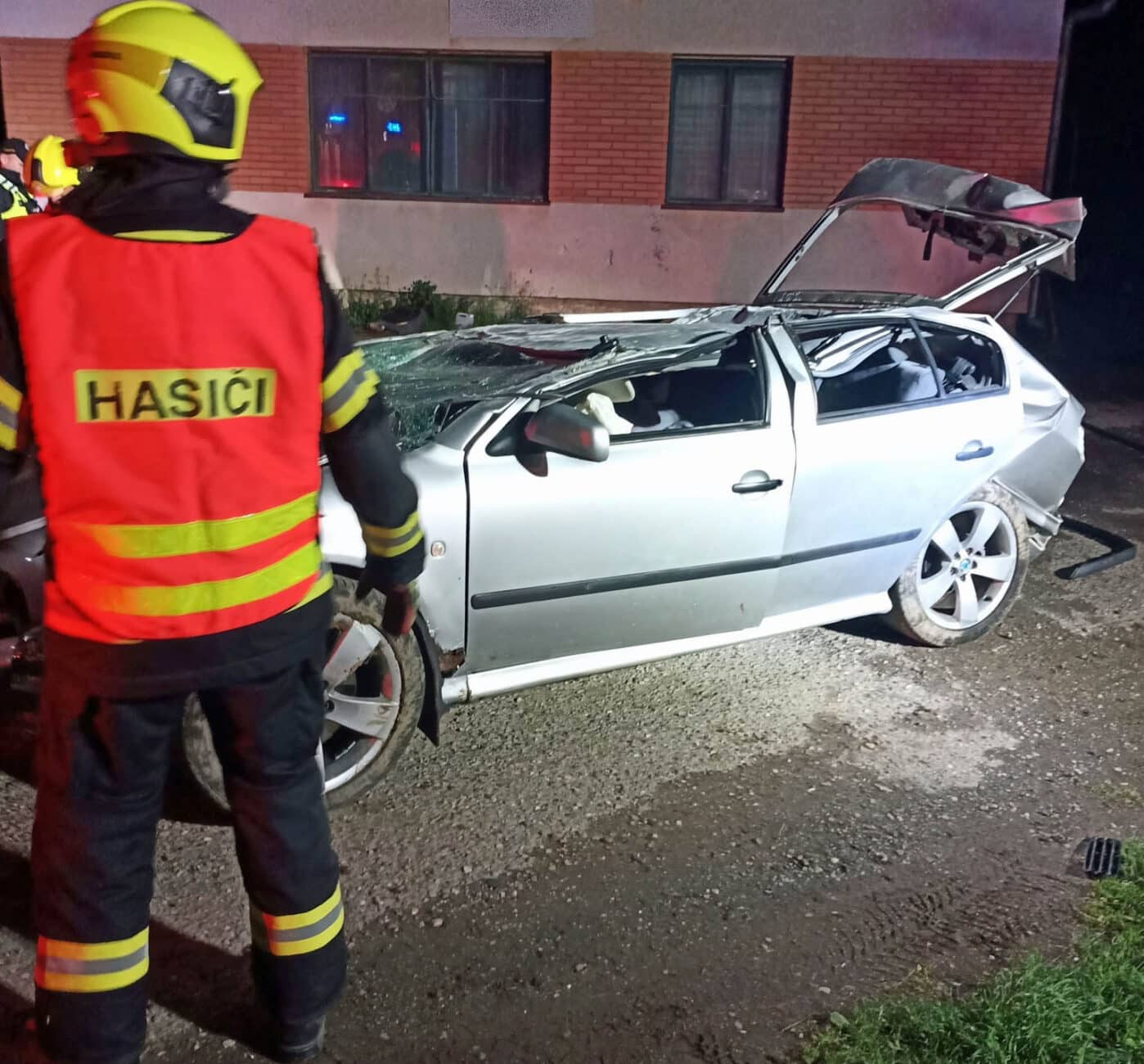 Nehoda u Jasenné. Octavie skončila na střeše. Foto: HZS
