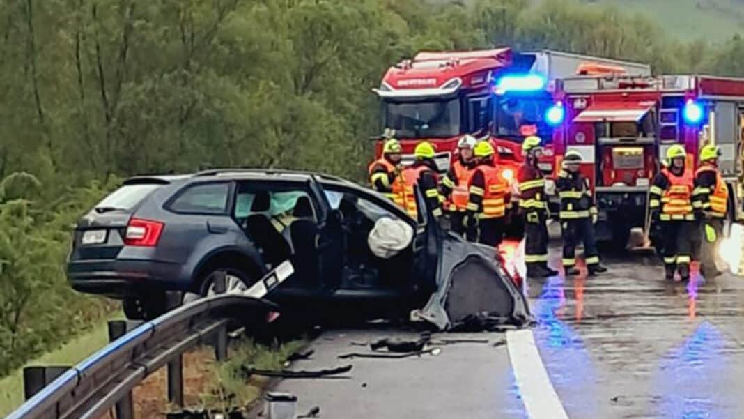 Tragická nehoda u obce Povrly. Foto: ZZS