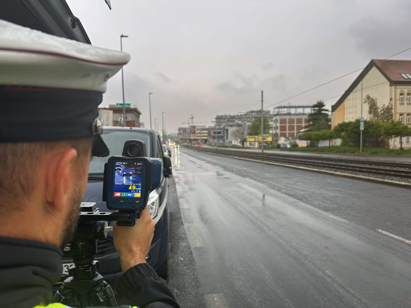 Policisté vyrazili na velikonoční kontrolní akci. Na snímku z Prahy, Poděbradské ulice.