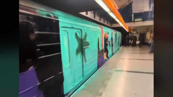 Útok sprejerů v pražském metru. Zdroj: lytskyi
