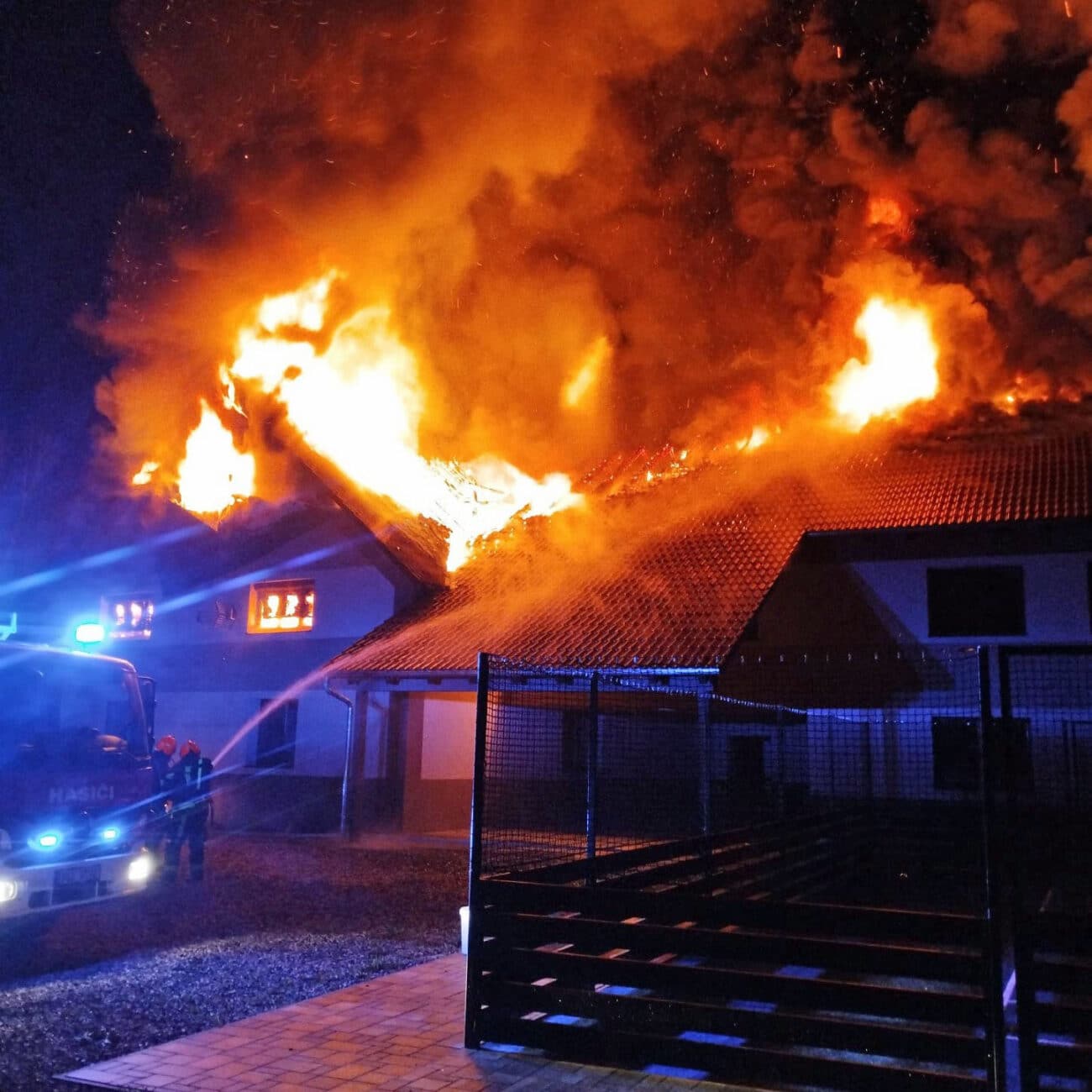 Požár domu v Kadani-Prunéřově. Foto: HZS