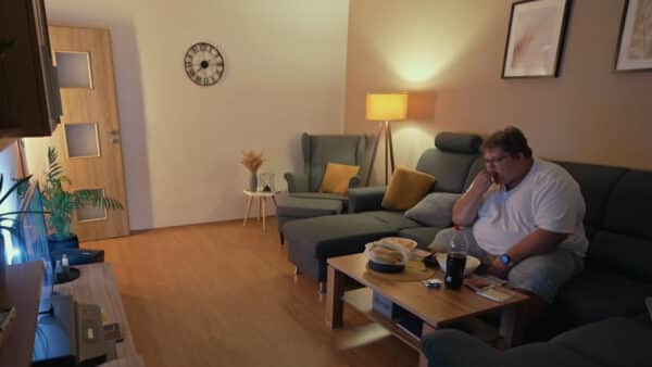 Jaroslav a jeho oblíbený koníček - jídlo a televize. Zdroj: Nova