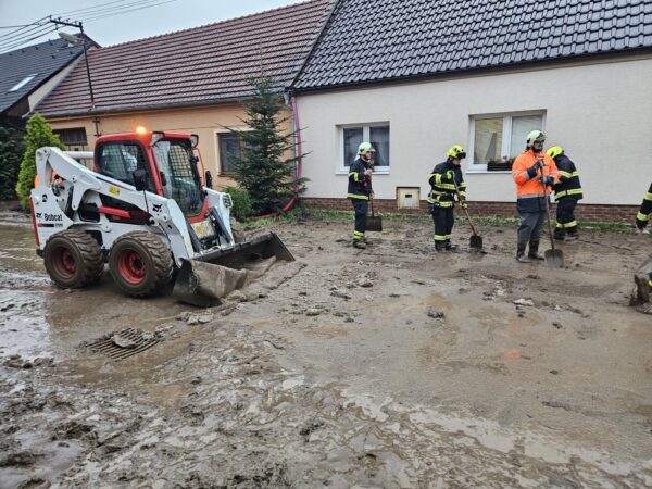 Obce na jižní Moravě zavalilo po deštích bahno.