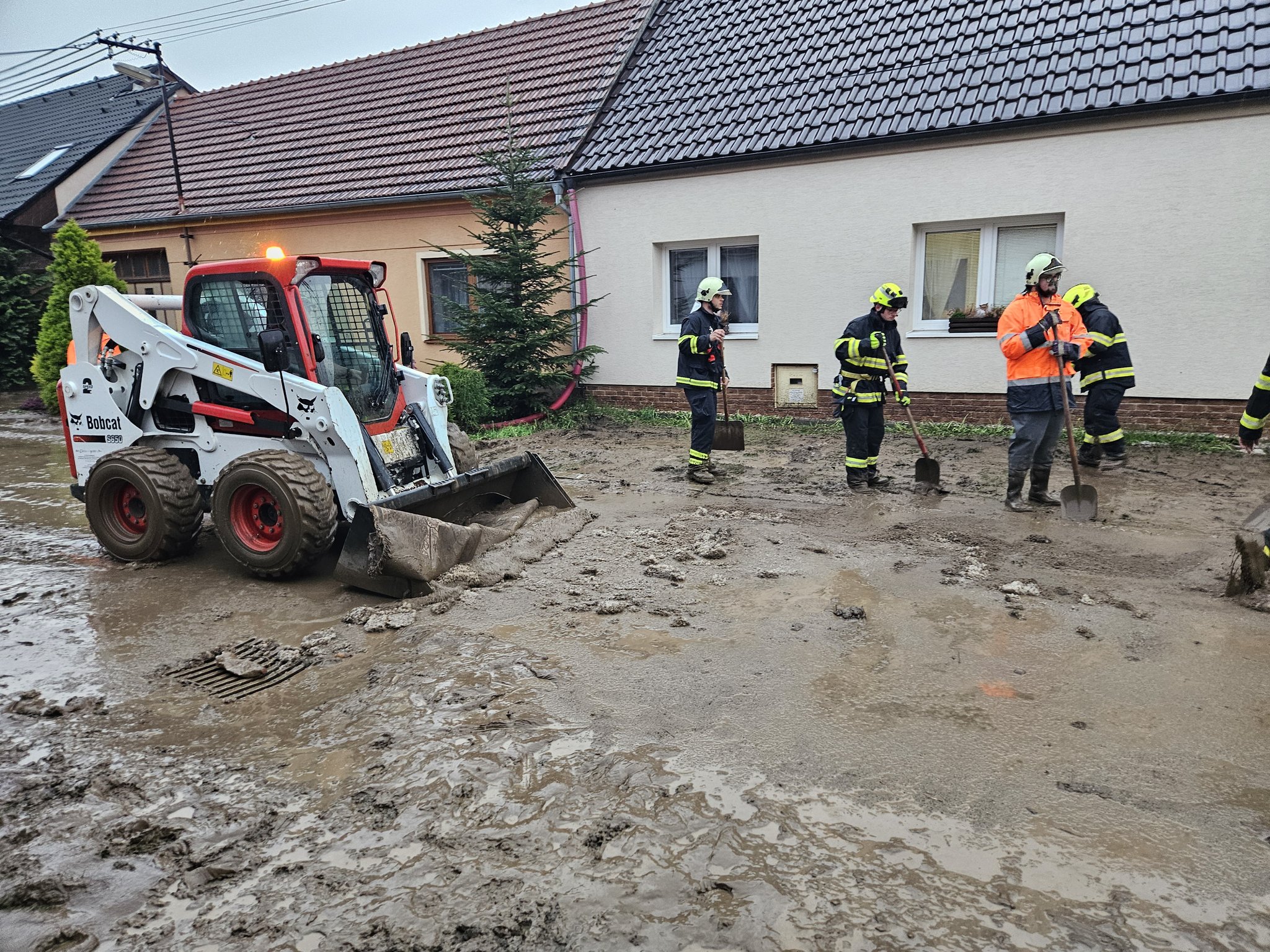 Obce na jižní Moravě zavalilo po deštích bahno.