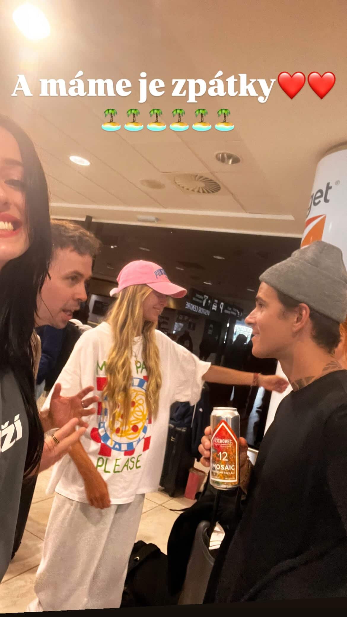 Přátelé vítají Jakuba Kotka ze Survivoru na letišti. Zdroj: Instagram