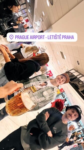 Přátelé vítají Jakuba Kotka ze Survivoru na letišti. Zdroj: Instagram