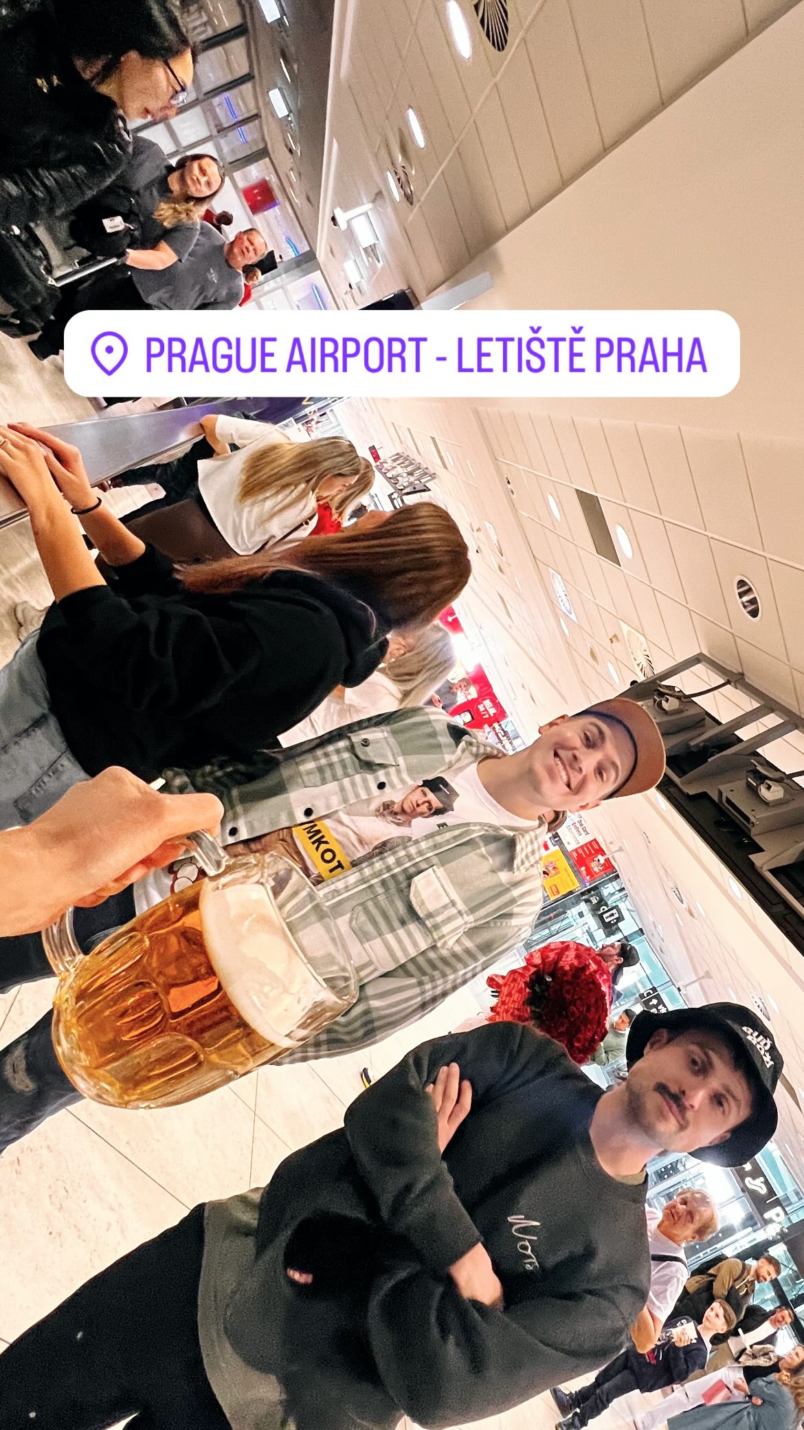 Přátelé vítají Jakuba Kotka ze Survivoru na letišti. Zdroj: Instagram