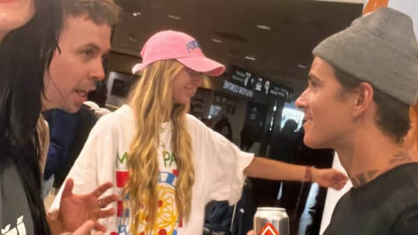 Přátelé vítají Jakuba Kotka ze Survivoru na letišti. Zdroj: Instagram