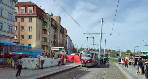 Tramvaj srazila 12letého chlapce. Zemřel.
