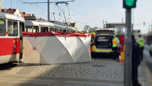 Tramvaj na Hradčanské srazila chodce. Foto: HZS