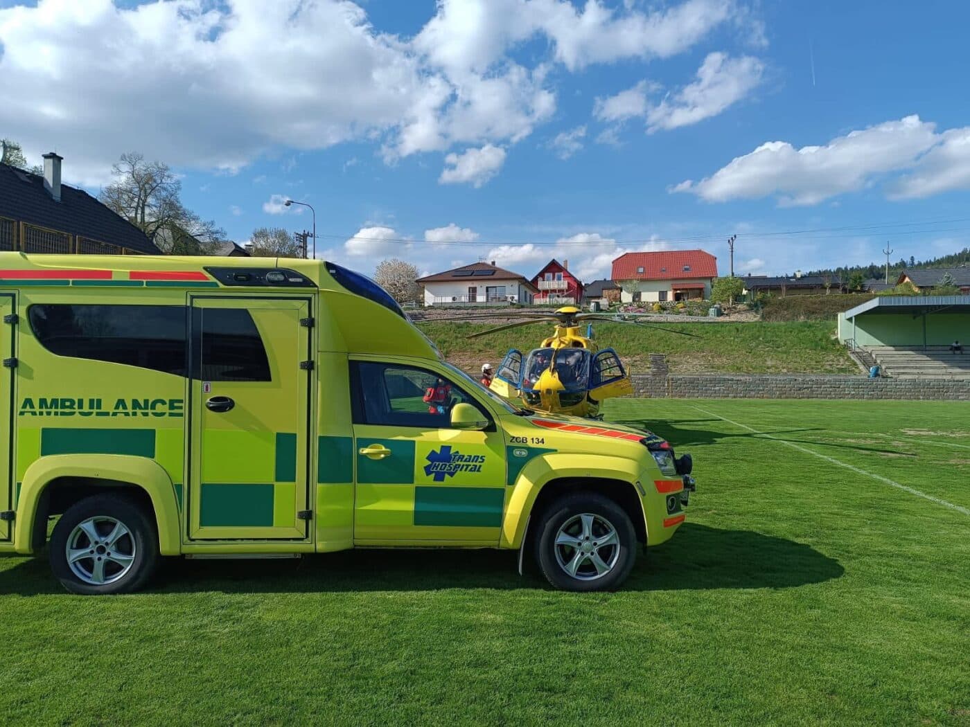Pro ženu uštknutou hadem letěl do Nové Pece vrtulník. Foto: Trans Hospital Plus