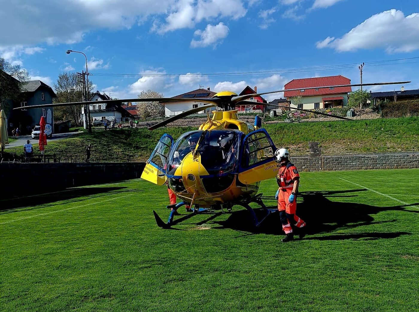 Pro ženu uštknutou hadem letěl do Nové Pece vrtulník. Foto: Trans Hospital Plus