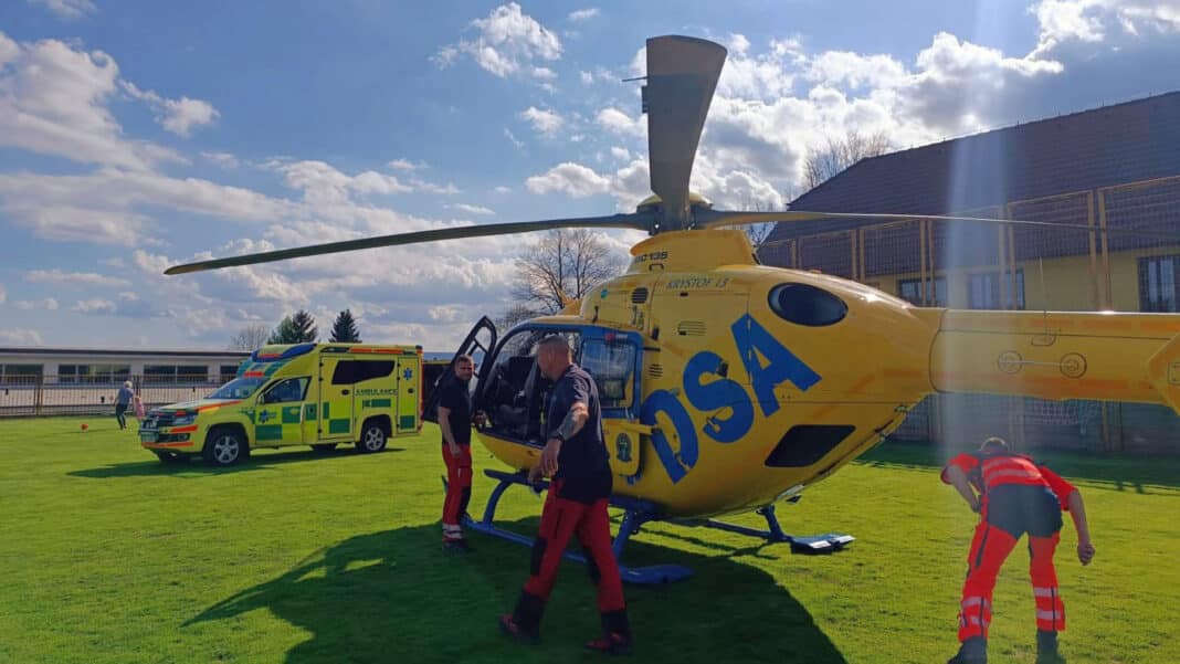 Pro ženu uštknutou hadem letěl do Nové Pece vrtulník. Foto: Trans Hospital Plus