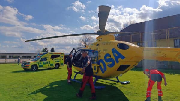 Pro ženu uštknutou hadem letěl do Nové Pece vrtulník. Foto: Trans Hospital Plus