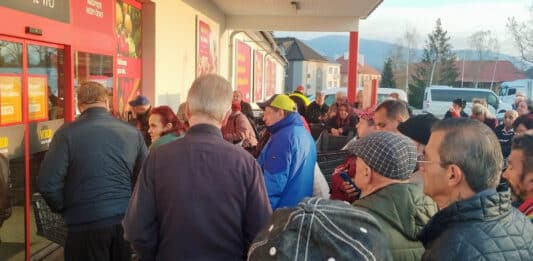 Zákazníci čekají před Penny Marketem v Sokolově. Foto: Patrik Hangurbadzo