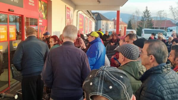 Zákazníci čekají před Penny Marketem v Sokolově. Foto: Patrik Hangurbadzo