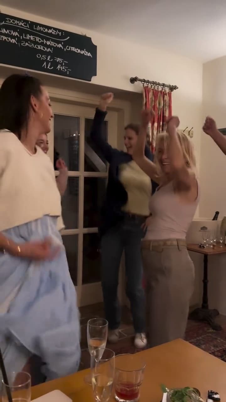 VIDEO: Agáta Hanychová slavila 40. Plácla se přes kapsu, pozvala rodinu, Ornellu i Bendiga