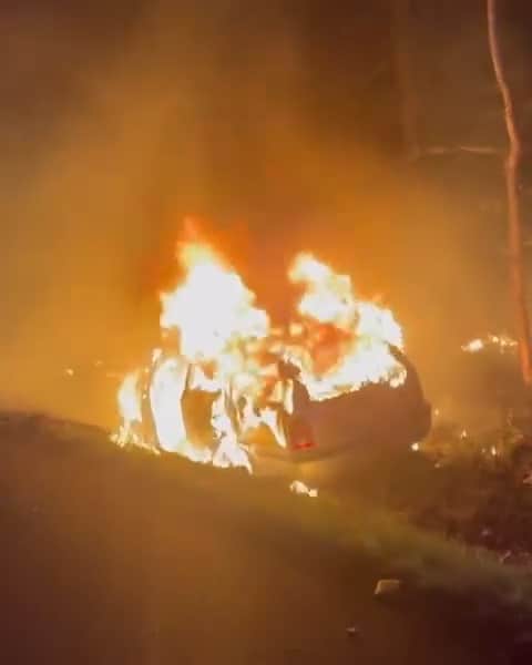 VIDEO: Dramatická nehoda u Rumburku. Auto vrazilo auto do stromu a rychle začalo hořet