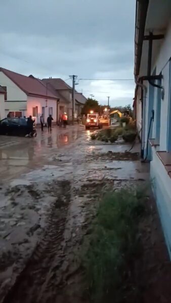 VIDEO, FOTO: Spoušť v Domaníně! Lidé ukázali, jak se jim přes domy prohnalo bahno