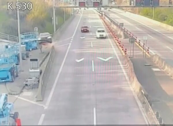 VIDEO: Kobra11? Šílená nehoda na dálnici D2. Octavia letěla vzduchem metry daleko