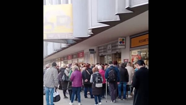 VIDEO: Penny zlevnilo vejce a strhla se mela. Zákazníci stáli fronty už před otevřením obchodů