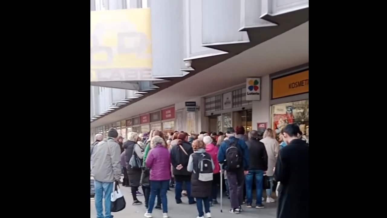 VIDEO: Penny zlevnilo vejce a strhla se mela. Zákazníci stáli fronty už před otevřením obchodů
