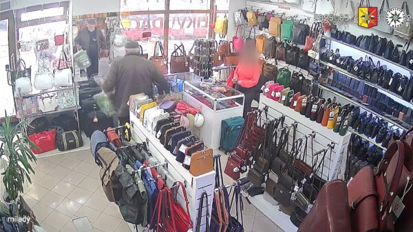 VIDEO: Rozzuřený zákazník v Praze kopal do zboří a vyrazil prodavačce zuby, neuznala reklamaci