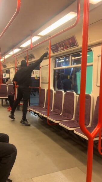 VIDEO: Sprejeři zablokovali metro B. Teď se objevilo video, celou soupravu posprejovali, cestující zavřeli uvnitř