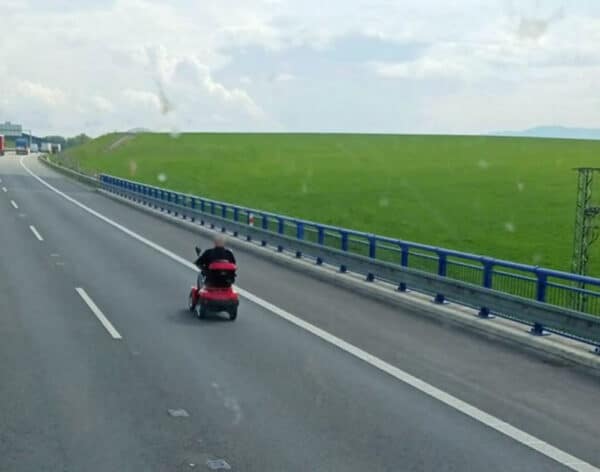Vozíčkář najel na dálnici D48 a následně silnici I/68. Foto: PČR
