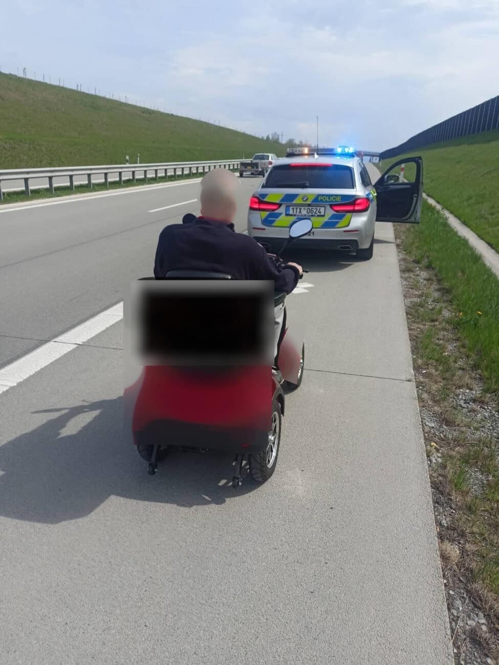 Vozíčkář najel na dálnici D48 a následně silnici I/68. Foto: PČR