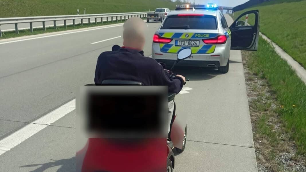 Vozíčkář najel na dálnici D48 a následně silnici I/68. Foto: PČR